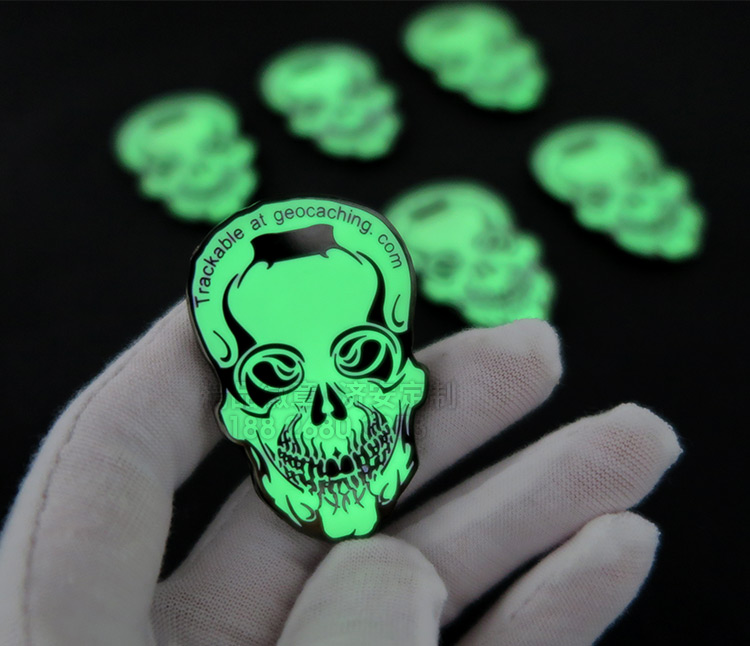 夜光骷髏頭紀(jì)念章萬圣節(jié)徽章飾品,個(gè)性紀(jì)念章訂制廠家 夜光骷髏頭紀(jì)念章萬圣節(jié)徽章飾品,個(gè)性紀(jì)念章訂制廠家
