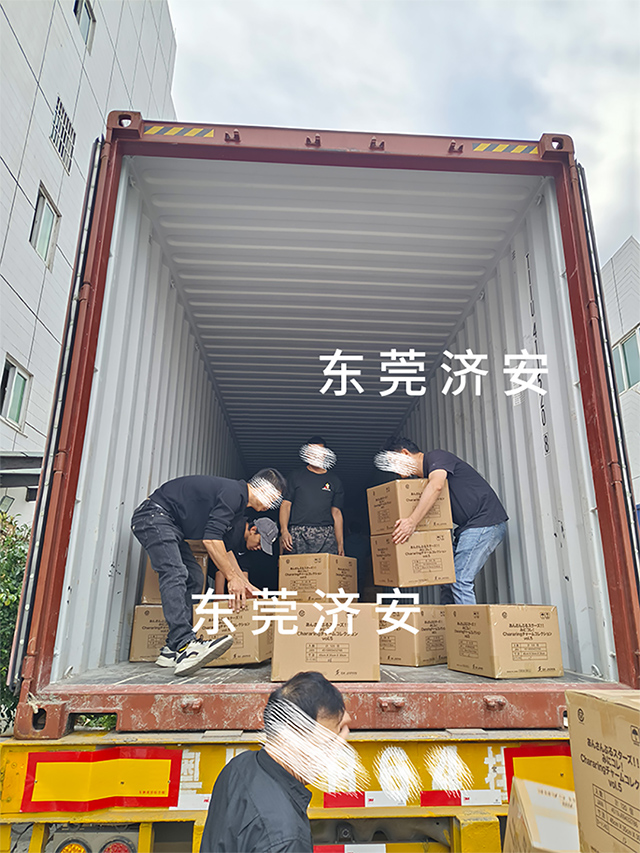 出口日本的金屬徽章發(fā)貨，首批1058箱！濟安徽章定制工廠