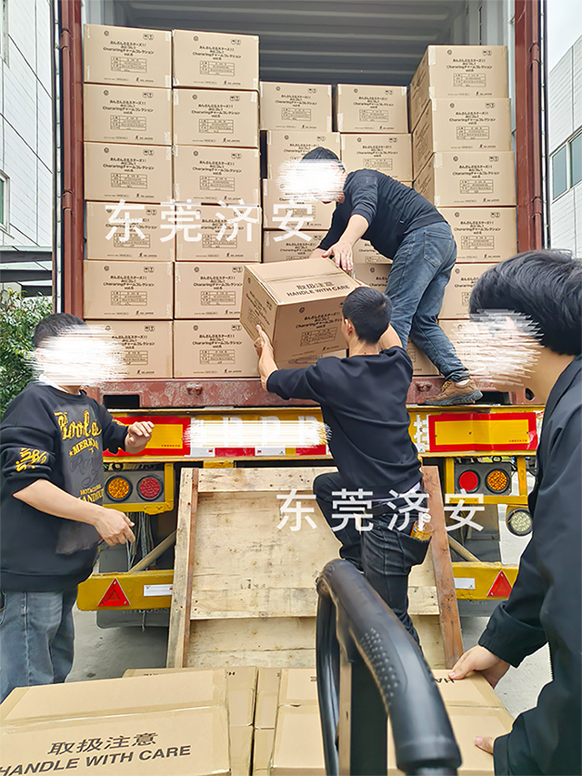 出口日本的金屬徽章發(fā)貨，首批1058箱！濟安徽章定制工廠