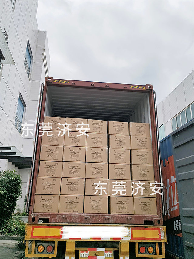 出口日本的金屬徽章發(fā)貨，首批1058箱！濟安徽章定制工廠