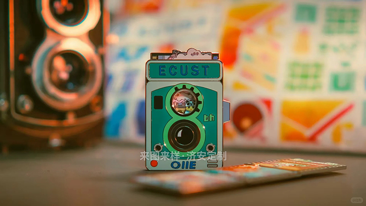 華東理工進博會復(fù)古膠片相機徽章，校園文創(chuàng)活動紀(jì)念品