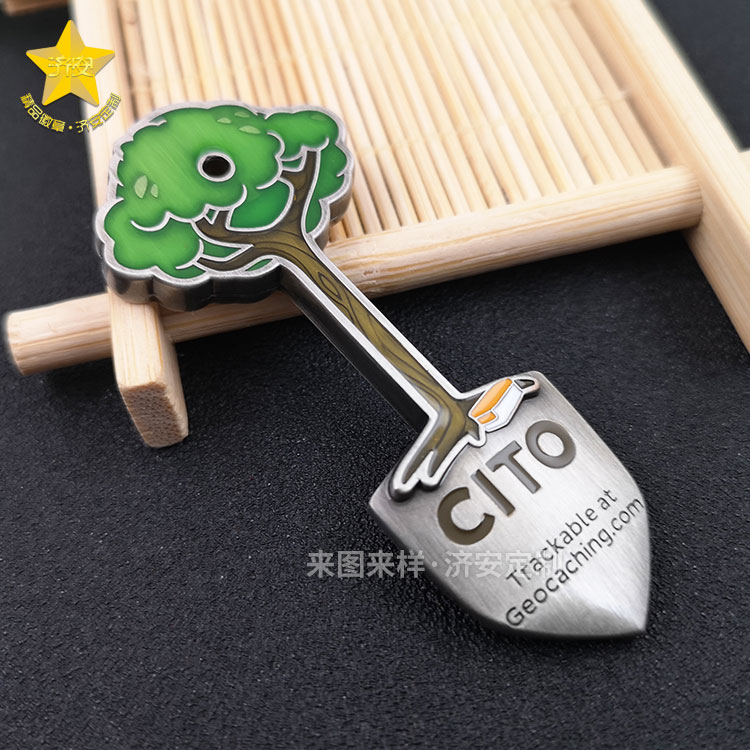 植樹造林環(huán)保交流論壇紀念章,植樹節(jié)樹形狀鏟子造型紀念徽章 植樹造林環(huán)保交流論壇紀念章,植樹節(jié)樹形狀鏟子造型紀念徽章