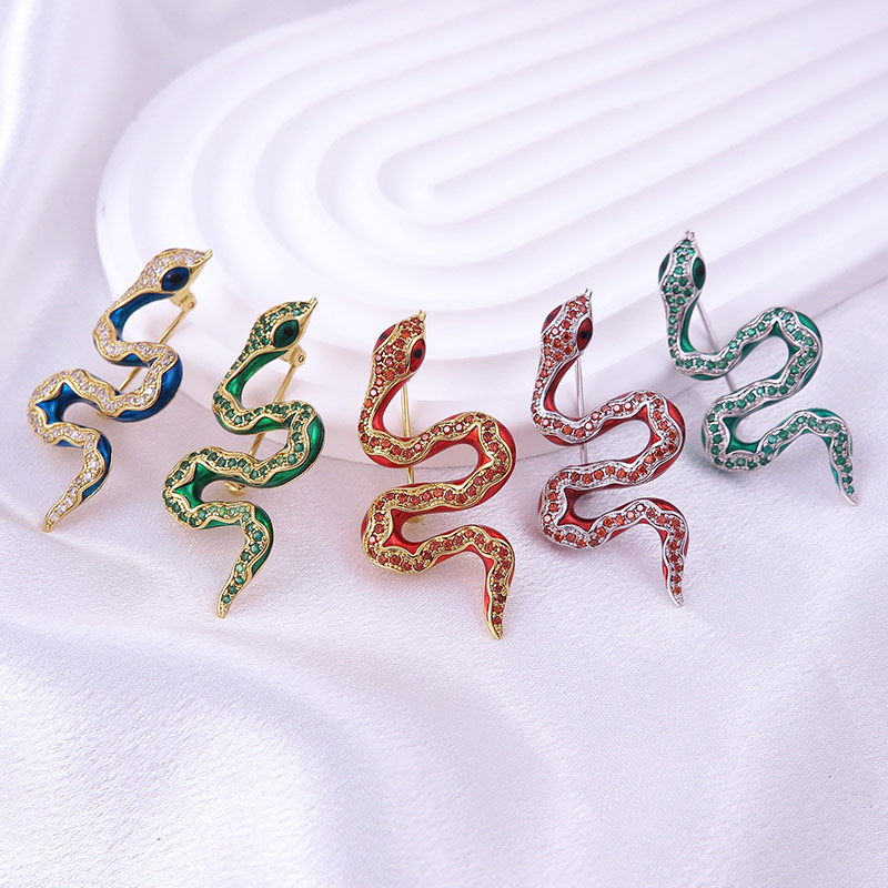 靈蛇獻(xiàn)瑞：銅鑲鉆金屬蛇形胸針定制胸章，2025蛇年典藏！