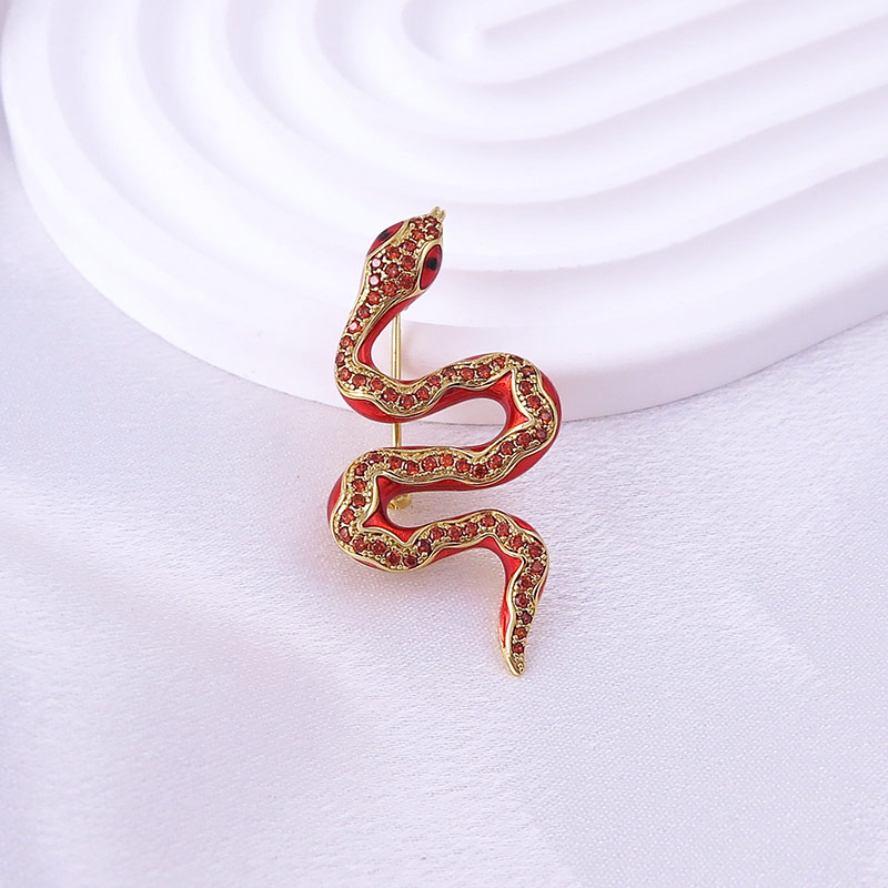 靈蛇獻(xiàn)瑞：銅鑲鉆金屬蛇形胸針定制胸章，2025蛇年典藏！