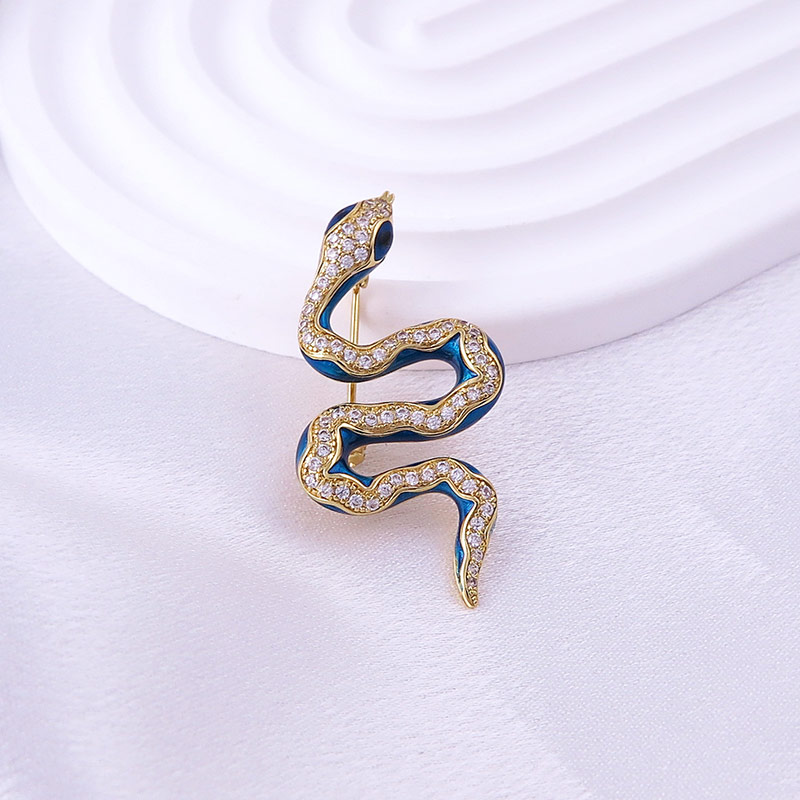 靈蛇獻(xiàn)瑞：銅鑲鉆金屬蛇形胸針定制胸章，2025蛇年典藏！