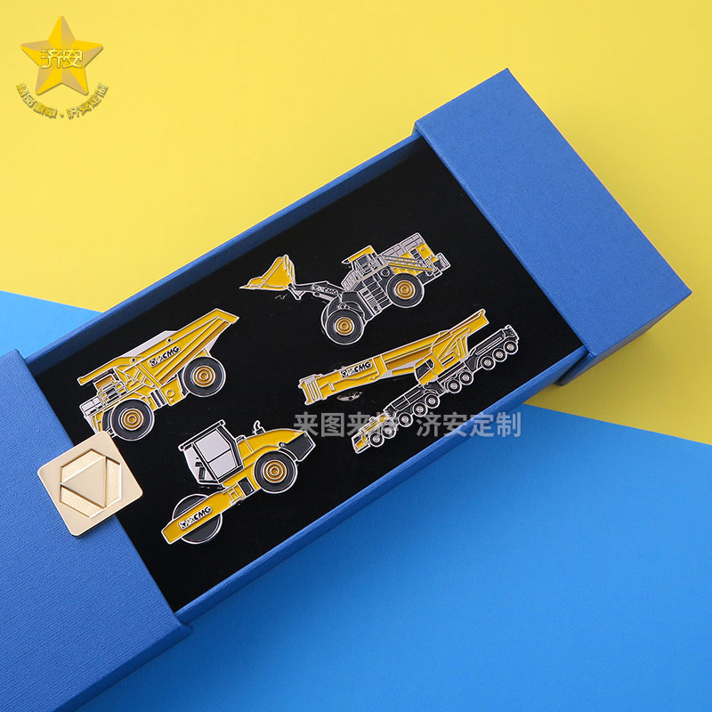 徐工集團硬核機甲產(chǎn)品徽章定制禮盒：東莞濟安徽章工廠
