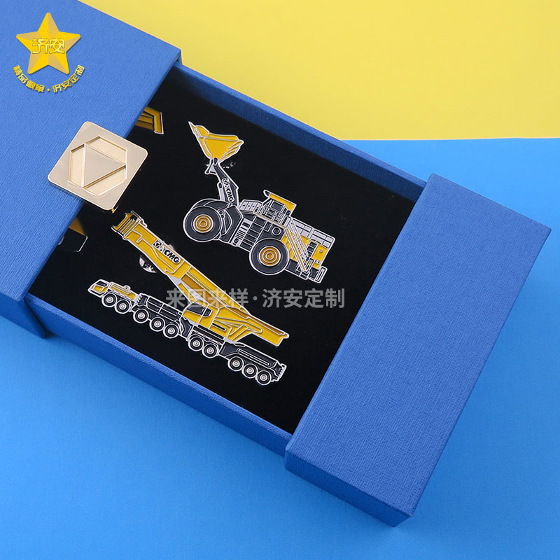 徐工集團硬核機甲產(chǎn)品徽章定制禮盒：東莞濟安徽章工廠