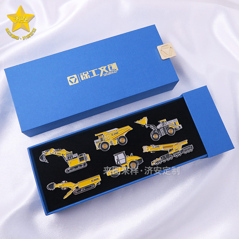 徐工集團硬核機甲產(chǎn)品徽章定制禮盒：東莞濟安徽章工廠