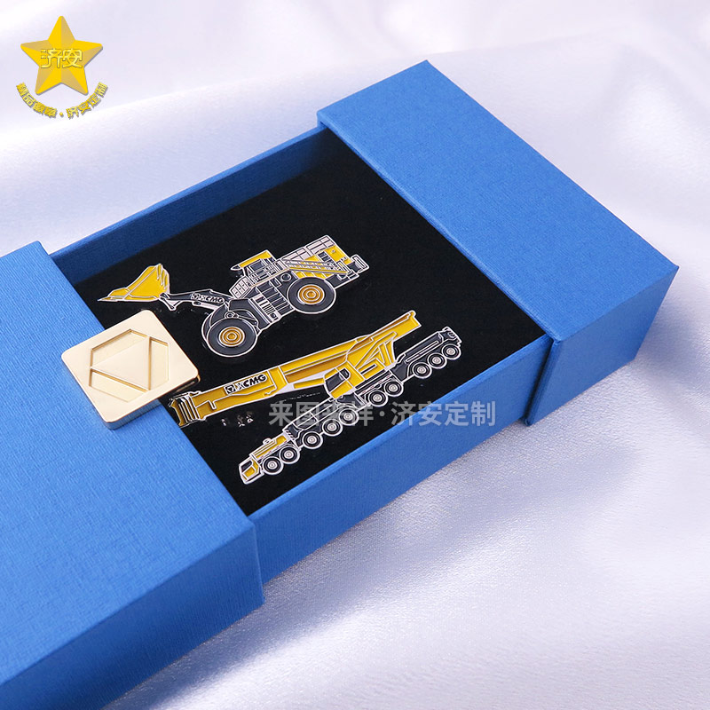 徐工集團硬核機甲產(chǎn)品徽章定制禮盒：東莞濟安徽章工廠