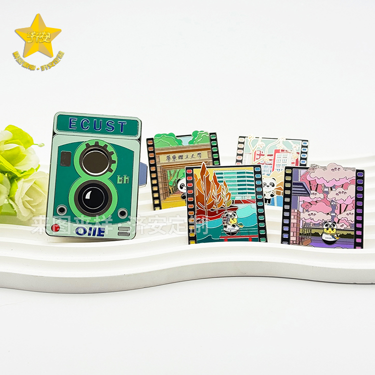 華東理工進博會復(fù)古膠片相機徽章，校園文創(chuàng)活動紀(jì)念品