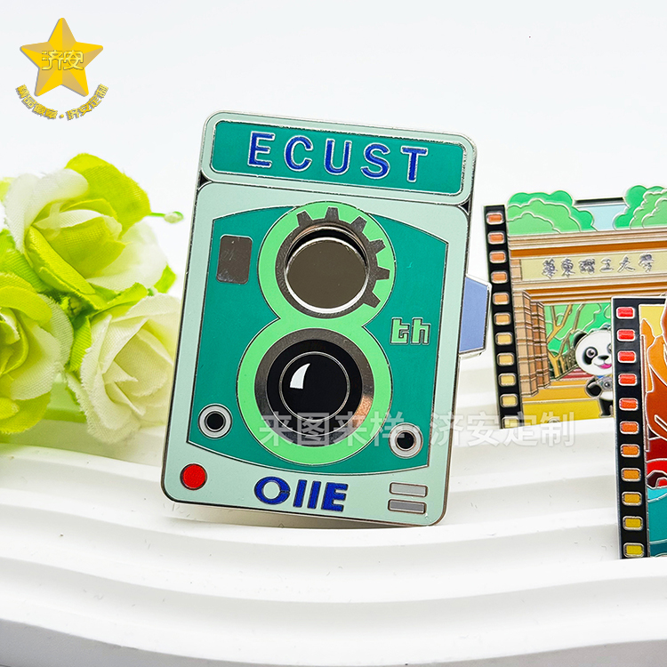 華東理工進博會復(fù)古膠片相機徽章，校園文創(chuàng)活動紀(jì)念品