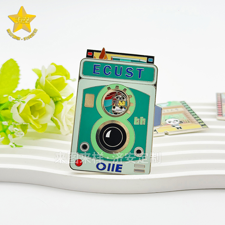 華東理工進博會復(fù)古膠片相機徽章，校園文創(chuàng)活動紀(jì)念品