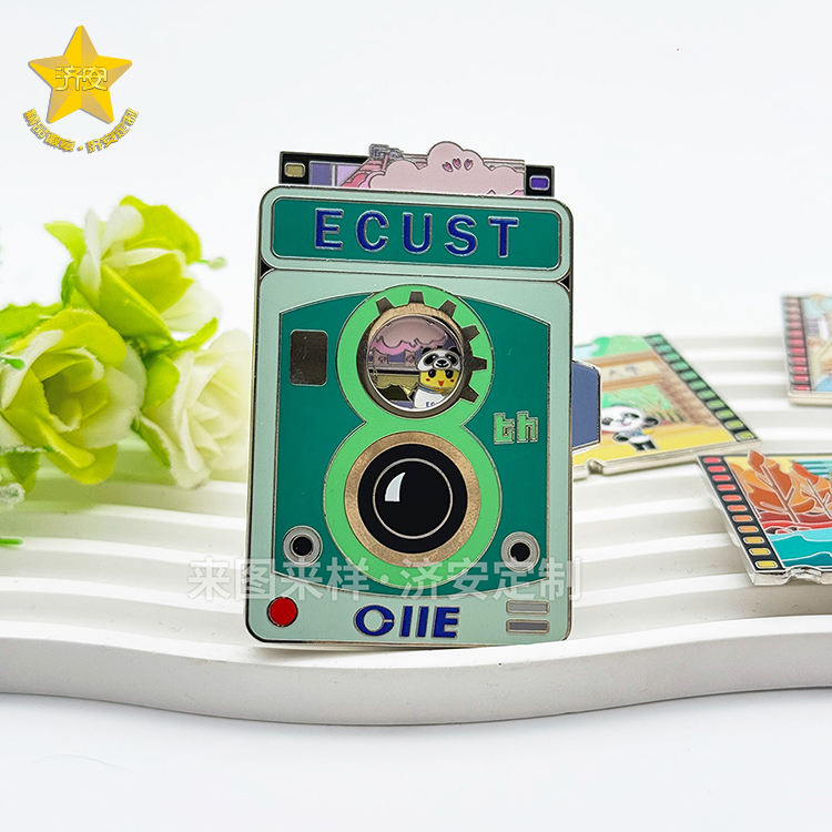 華東理工進博會復(fù)古膠片相機徽章，校園文創(chuàng)活動紀(jì)念品