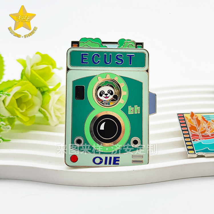 華東理工進博會復(fù)古膠片相機徽章，校園文創(chuàng)活動紀(jì)念品