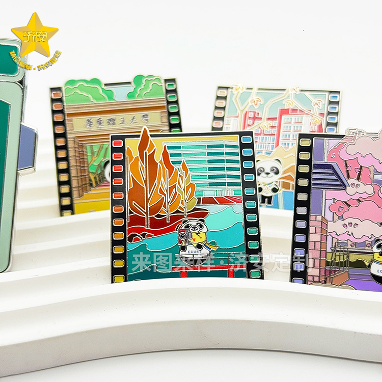 華東理工進博會復(fù)古膠片相機徽章，校園文創(chuàng)活動紀(jì)念品