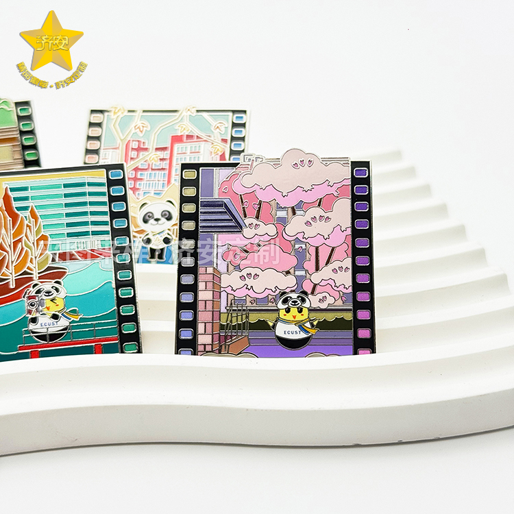 華東理工進博會復(fù)古膠片相機徽章，校園文創(chuàng)活動紀(jì)念品