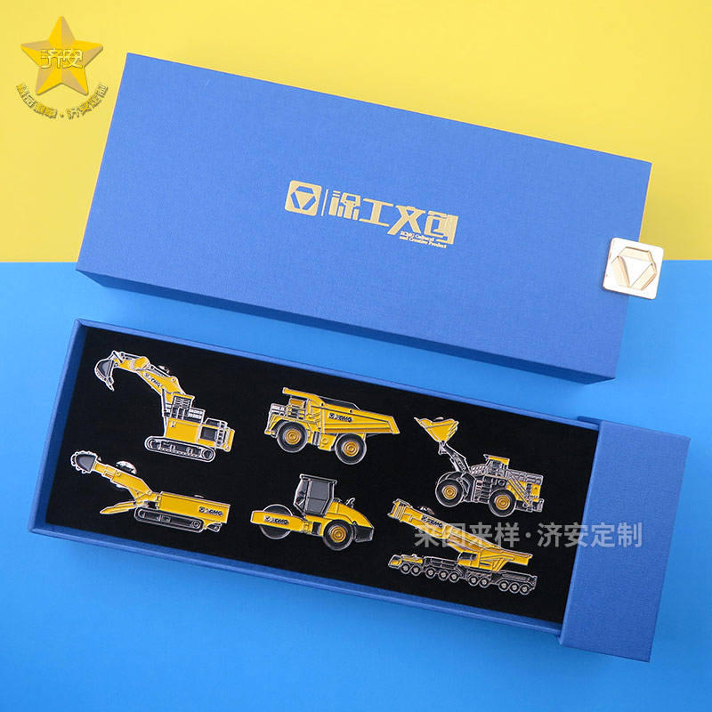 徐工集團(tuán)硬核機(jī)甲產(chǎn)品徽章定制禮盒